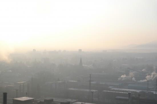 Druhy smogů SMOG - (smoke kouř, fog mlha) 1. kyselý smog (redukční, londýnský typ) směs mlhy a kouřových zplodin v ovzduší vzniká při inverzi 2.