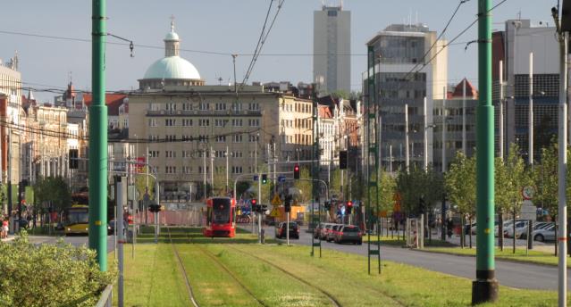 projekt PREFOS Zvýšený tramvajový pás Zvýšený tramvajový pás je vyhrazená jízdní dráha pro tramvaje v hlavním dopravním prostoru komunikace, která je výškově oddělena od ostatního provozu a určena