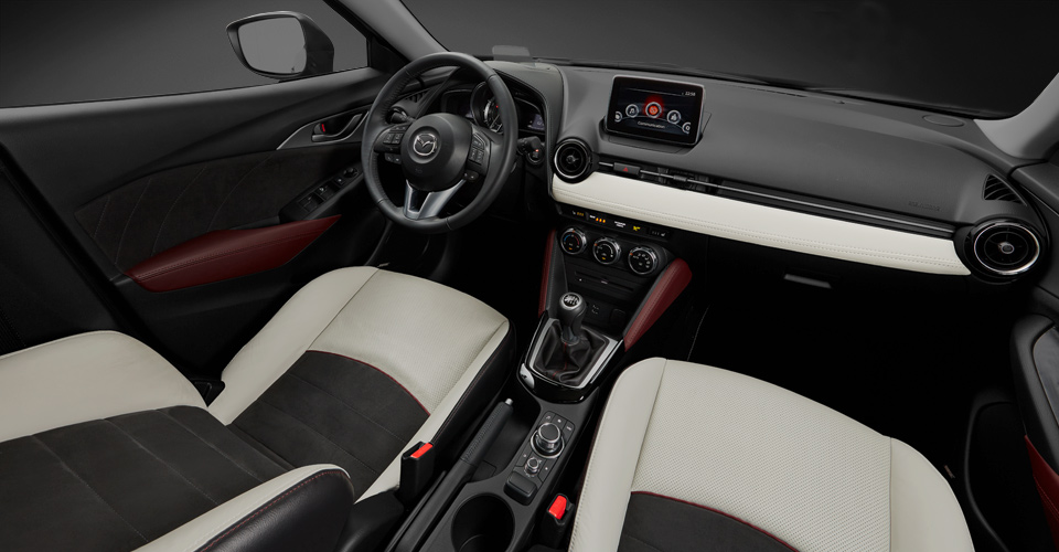 Standardní výbava Gratulujeme k vytvoření konfigurace Vašeho nového vozu Mazda. Zde naleznete standardní výbavu a vybrané doplňkové příslušenství.