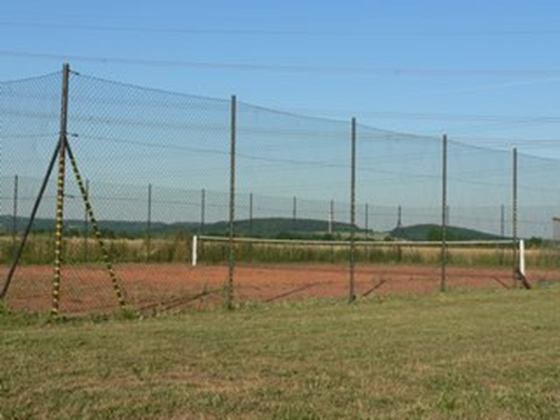 Dále se v obci nachází dětské hřiště, které bylo vybudované za pomoci dotace z fondu rozvoje obcí a měst. Hřiště je vybudováno v místní části Braňka, navazuje na fotbalové hřiště a tenisové hřiště.