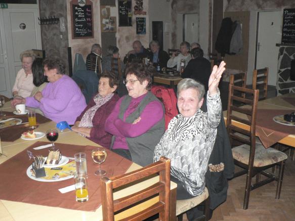 CO SE V OBCI DĚJE Předvánoční posezení důchodců Těsně před začátkem adventu, 28. listopadu, byli pozváni naši důchodci na posezení do restaurace.