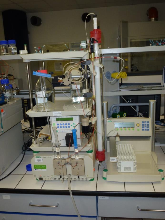 rozdělování molekul podle jejich velikosti a tvaru ve svislé koloně, která je naplněna pórovitým polymerním gelem stacionární fáze-gel (složený z dextrinů zesítěných epichlorhydrinem) gel slouží jako