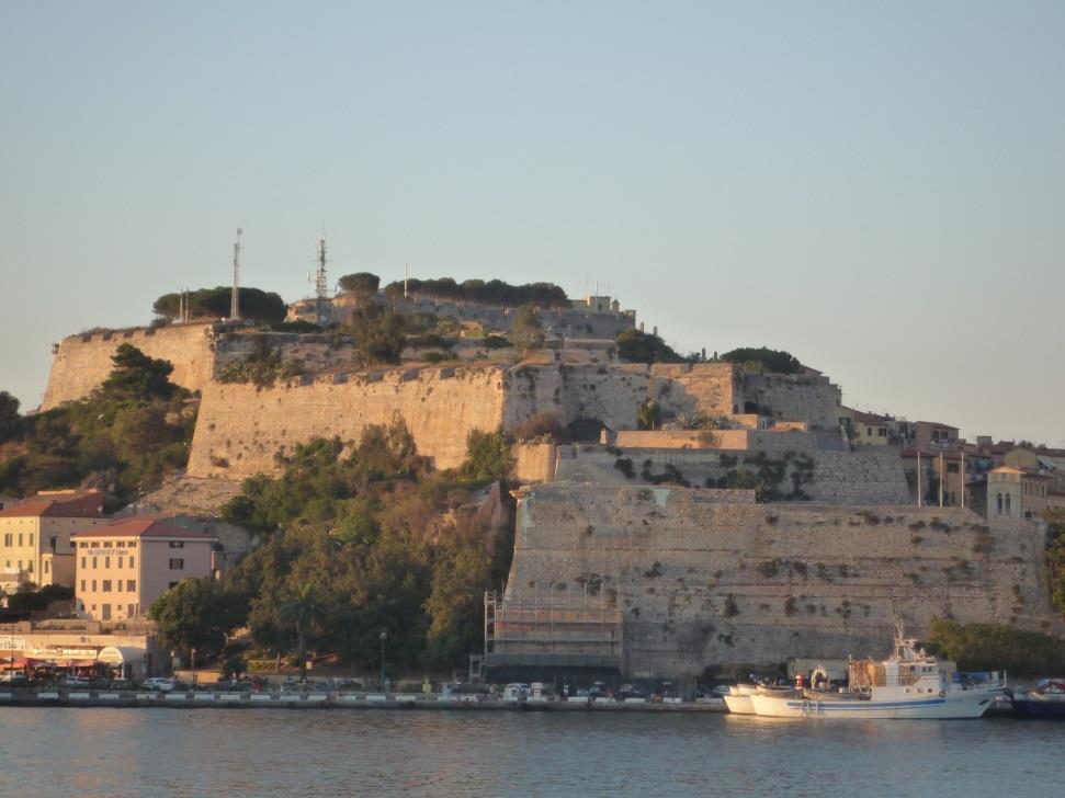 Vila dei Mulini sídlo Napoleona Leží na kopci nad přístavem Portoferraio. Blízko je pevnost Stela.