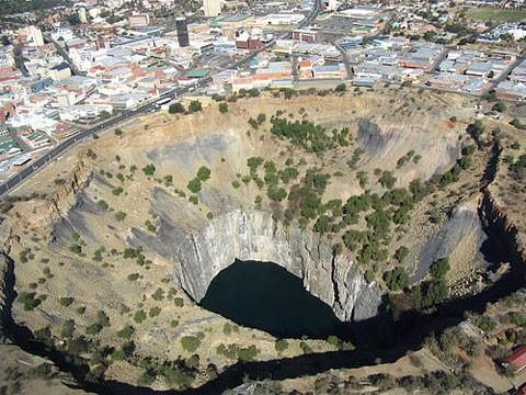 - Africký kontinent je geologicky velmi starý důsledkem bohatá naleziště nerostných surovin (podobně jako v Austrálii) drahé kovy: hl.