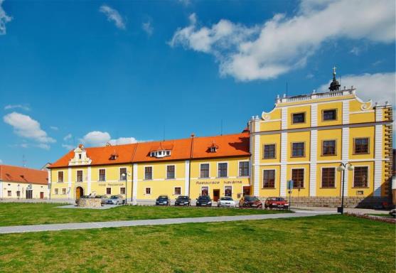 NOVÉ HRADY - Wellness Hotel Rezidence**** WELLNESS POBYT (7 dní/6 nocí) 6 990 Kč/osoba (původně 8 990 Kč) 6x ubytování v komfortním pokoji 6x polopenze (snídaně formou buffetu, večeře výběr z menu)