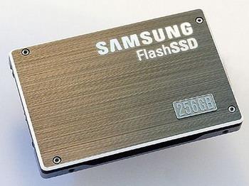 SSD Solid-State Drive Pevný disk bez pohyblivých částí Výhody: Tichý chod Nezahřívá se příliš Nízká spotřeba energie Malé rozměry