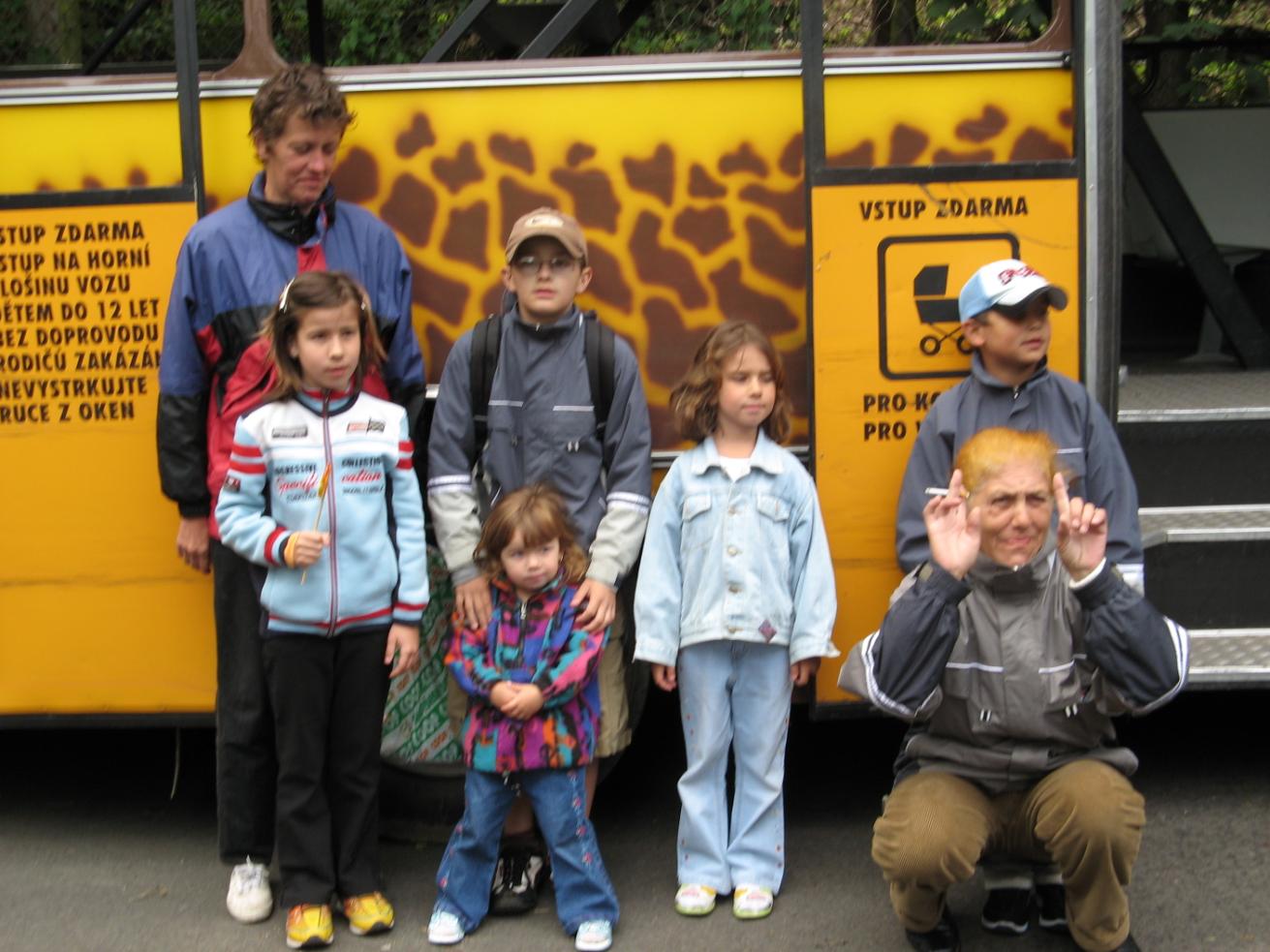 Výlet do ZOO Dvůr Králové Do ZOO s dětmi a maminkami jeli také dědečkové a babičky z Domova pokojného stáří v Chrastavě. Celý výlet se povedl.