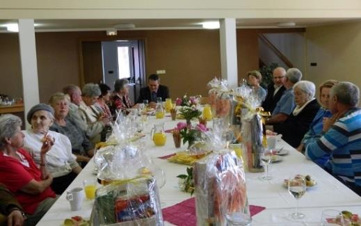Setkání jubilantů 17. června 2015 se v Kulturním domě Písečná konalo další "Setkání jubilantů". Pozvání přijalo 16 oslavenců, kteří v letošním roce oslavili 70, 75, 80, 85, 90 a více let.