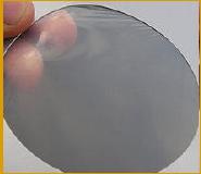 Fólie vyráběné z přírodních nebo syntetických polymerů nevýhodou je nepropustnost vzduchu, vodních par (konstrukční otvory v průramkových švech) použití - pláště do deště Mikrofólie, membrány
