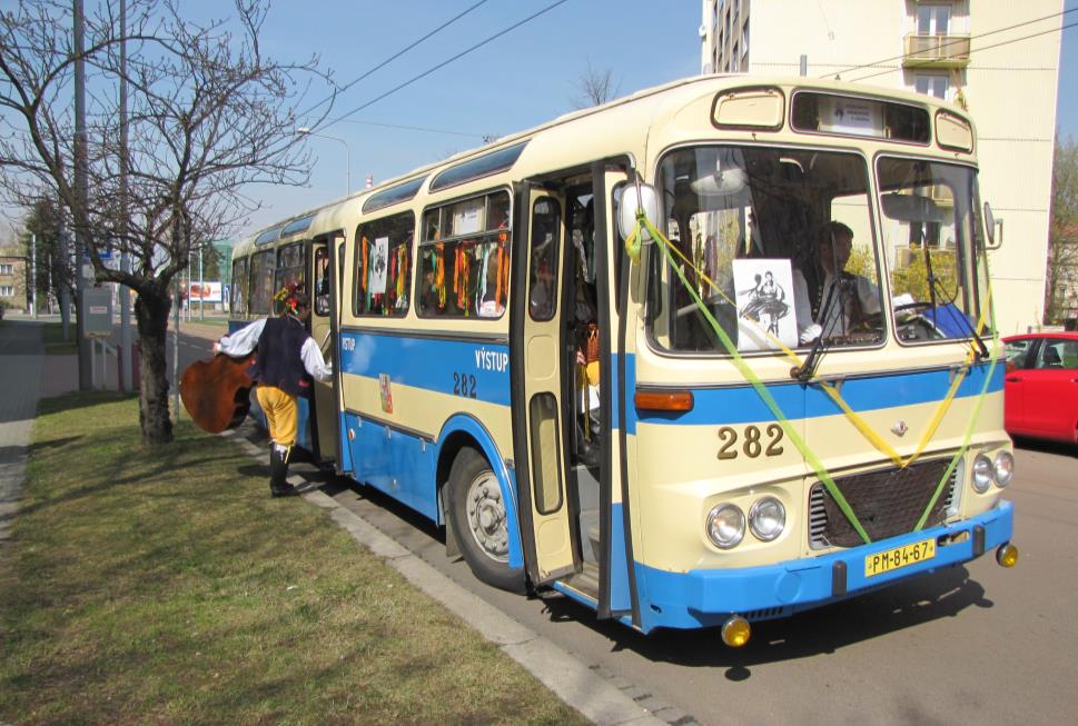 Mezinárodní folklórní festival CIOFF PLZEŇ Obr. č. 11: Jeden z historických autobusů, zajišťující dopravu v rámci MFF CIOFF Plzeň Zdroj: vlastní, 20