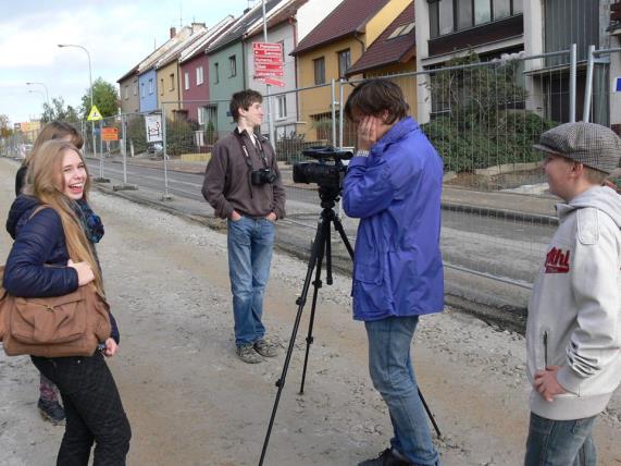 JEDEN SVĚT (březen 2016) doprovodný program festivalu dokumentárních filmů o lidských právech z celého světa realizovaný ve spolupráci s organizací ČLOVĚK V TÍSNI o.p.s.: filmové produkce pro veřejnost spojené s besedou, divadelní představení (interaktivní divadlo, divadlo fórum, playback divadlo aj.