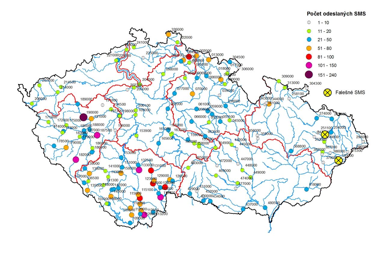 Obr. 4.4 - Vodoměrné profily, ze kterých bylo během povodní v červnu 2013 odesláno více než 100 varovných SMS Obr. 4.5 - Počet varovných SMS odeslaných z vodoměrných profilů ČHMÚ během povodní v červnu 2013 (červeně je vyznačena hranice územní působnost poboček ČHMÚ).