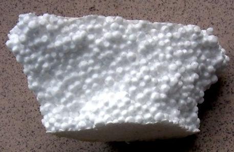 Polystyren PS: obalový a izolační materiál, spotřební předměty (misky atd.) http://commons.wikimedia.org/wi ki/file:polystyrene_ps.