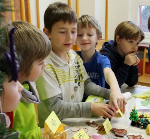 S T R Á N K A 2 V prosinci jsme byli v divadle Minor. Hráli o narození Ježíše Krista. Je to velice luxusní divadlo a představení se nám také líbilo.