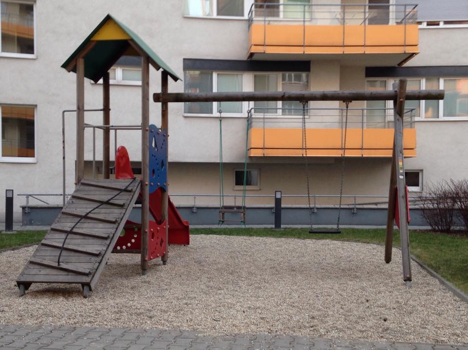 Vevnitř se nachází lavičky, pískoviště, prolézačky pro děti a menší hřiště. 4. Obr.