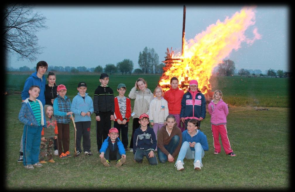 Čarodějnice v Moravansku Dne 30.4. jsme se sešli na místním hřišti, na kterém bylo jako každý rok pálení čarodějnic a opékání buřtů. Občerstvení bylo zajištěno. Nejdříve byl průvod s lampióny.