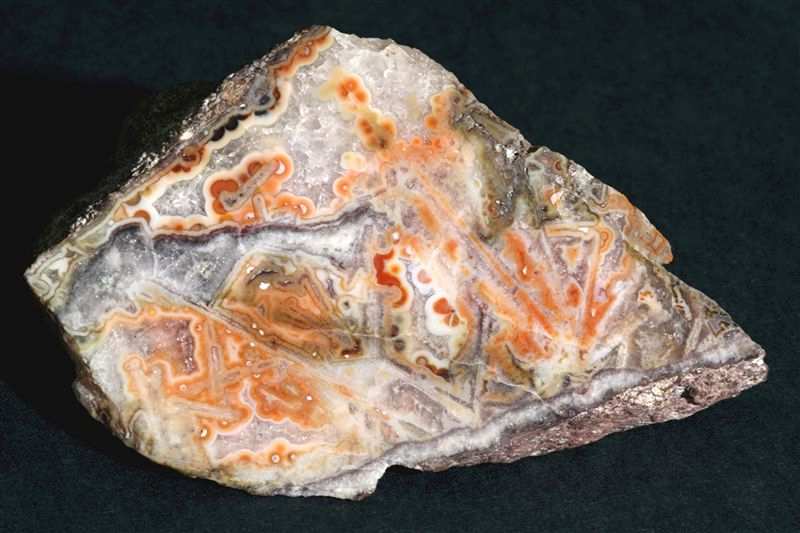 To co světově proslavilo jáchymovský rudní okrsek, však byly žíly rud tzv. pětiprvkové formace, tj. rud stříbra, vizmutu, kobaltu, niklu a uranu.