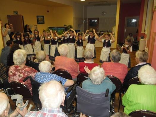 Vystoupení mažoretek a souboru folklórních tanců v CSP Rádi jsme přijali pozvání z domova