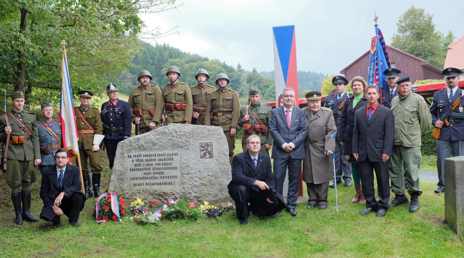 Vzpomínka na finanční stráž a události roku 1938 v Lužických horách Desáté výročí odhalení Pomníku československých hraničářů na hraničním přechodu Dolní Světlá - Waltersdorf Desáté výročí odhalení