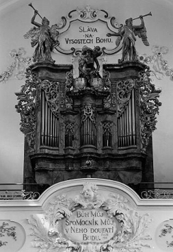 V roce 1732 nechal zdejší kaplan Jan Josef Podhorský ulít zvon zvaný Umíráček.