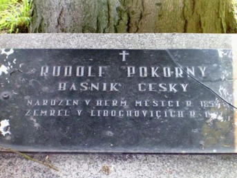 Na starém hřbitově jsou pohřbeni mnozí význační občané města a okolí. Poblíž vchodu do kostela je dnes již zapomenutý hrob otce zdejšího slavného rodáka Jana Ev.