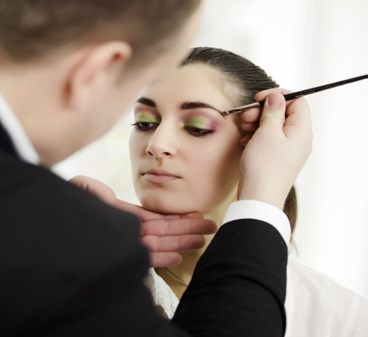 11 Řeč těla Naučíte se číst v gestech a postojích. Poznat osobní prostor. Analyzovat oděv, pohyb a další znaky neverbálního projevu. Workshopy: Naturel makeup Nebo také naked makeup či nahé líčení.