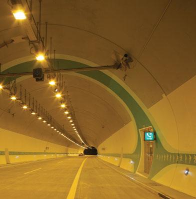 Použité pojmy a jejich vysvětlení Nouzové pruhy - U dlouhých tunelů se nouzové pruhy zpravidla nenavrhují.