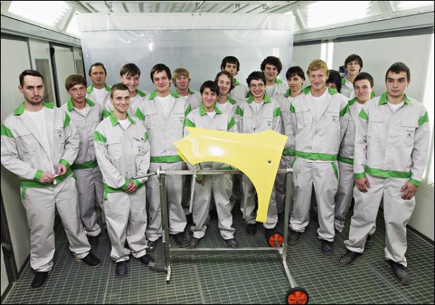 3. ŠKODA AUTO SOUs provozní výcvik, odměňování ţáků Rozpětí měsíčních odměn ţáků na pracovištích odborného výcviku v SOUs 1. ročník 2. ročník 3. ročník 4. ročník 200 400 Kč 300 800 Kč 400 1.