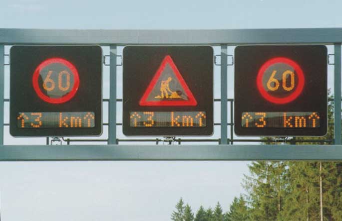 20 km) a jejich následné rozšíření na celý úsek dálnice D8, která patří do koridoru Drážďany-Praha-Brno-Vídeň.
