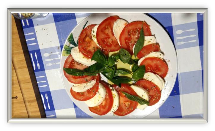 Caprese salát 3 rajčata 3 mozzarelly sůl oregano olivový olej bazalka