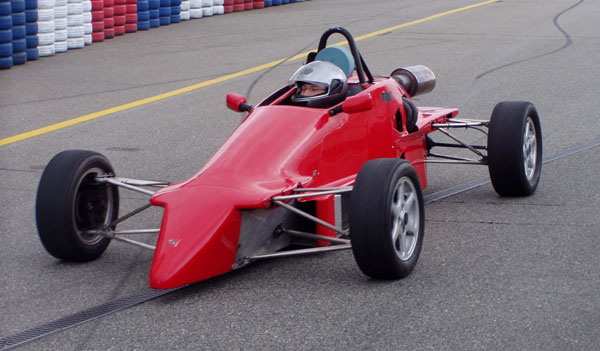 Obr. 4.2 Formule Ford 4.3 Návrh nástavby Jak lze vidět z technických parametrů obou vozů, rozchody kol jsou zde 1240 mm resp. 1471/1366 mm.