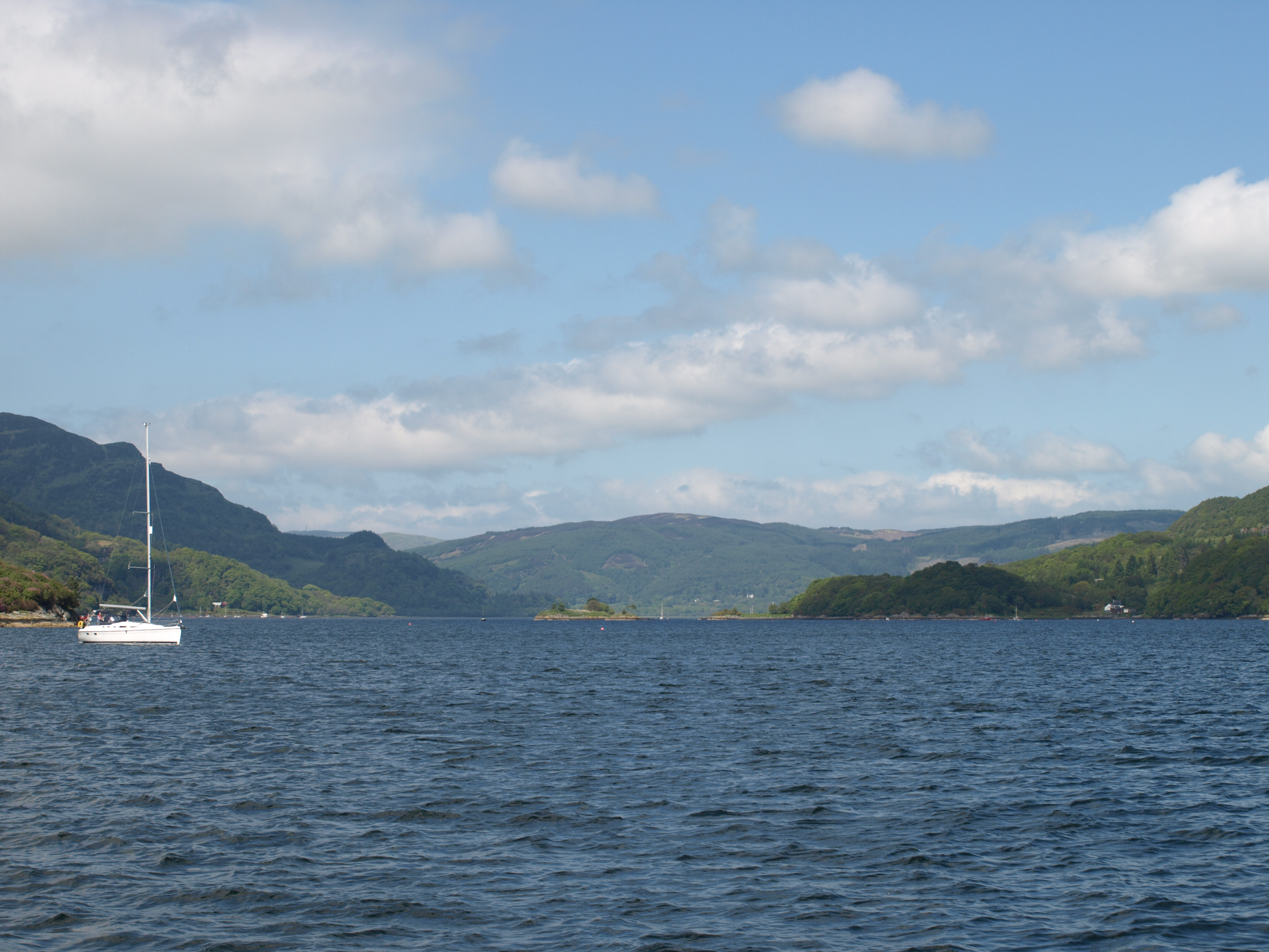 29.5.2009 pokračujeme přes Kyles of Bute do Firth of Clyde. Počasí udělalo asi na místní poměry zázrak, je 23 C jasno a slune čno s větrem okolo 7kt z 150.