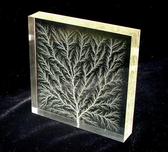 Výbojem vytvořený fraktál High-voltage dielectric breakdown within a block of plexiglas creates a fractal pattern called a Lichtenberg