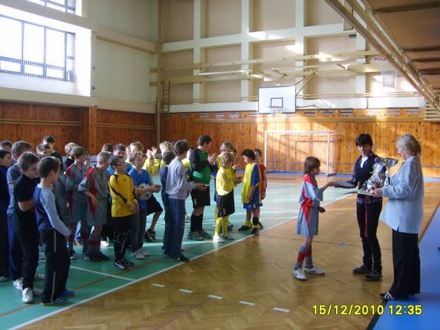 Základní škola, Mládežnická 536, TRUTNOV 4 Ve středu 15. 12. pokračoval tradiční Vánoční turnaj v kopané, tentokrát pro 4. 5. třídy. Herní systém starší kategorie byl stejný jako u kategorie mladší.