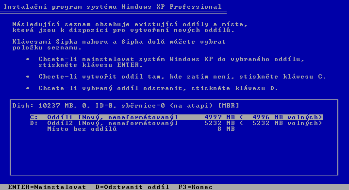 2 DISKOVÉ ODDÍLY V dolní části obrazovky jsou vždy napsány ovládací prvky instalátoru. Pokud byl na disku již vytvořen oddíl, musíme jej nejprve odstranit. K tomu využijeme klávesu D.
