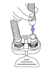 4. Instalace výpusti 1. Druhý konec hadice použijte pro instalaci výpusti. Připojte hadici k přívodnímu přípoji po pravé straně stříbrné páky AquaStop ventilu. a.