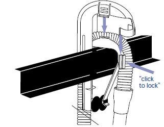 3. Vsuňte seříznutý konec vývodní hadice do gumového spoje nahoře na nátrubku výpusti.