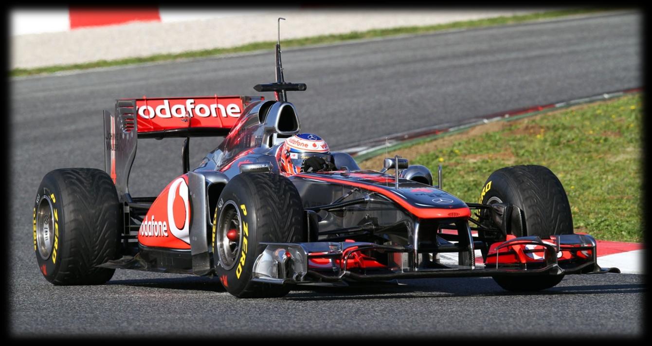 Představení vozu Mclaren Mercedes Datum představení 4. 2. 2011 Místo Berlín; náměstí Potsdamer Kryt motoru má dvojité chlazení, hned nad jezdcem a o kousek dál ještě jedno.