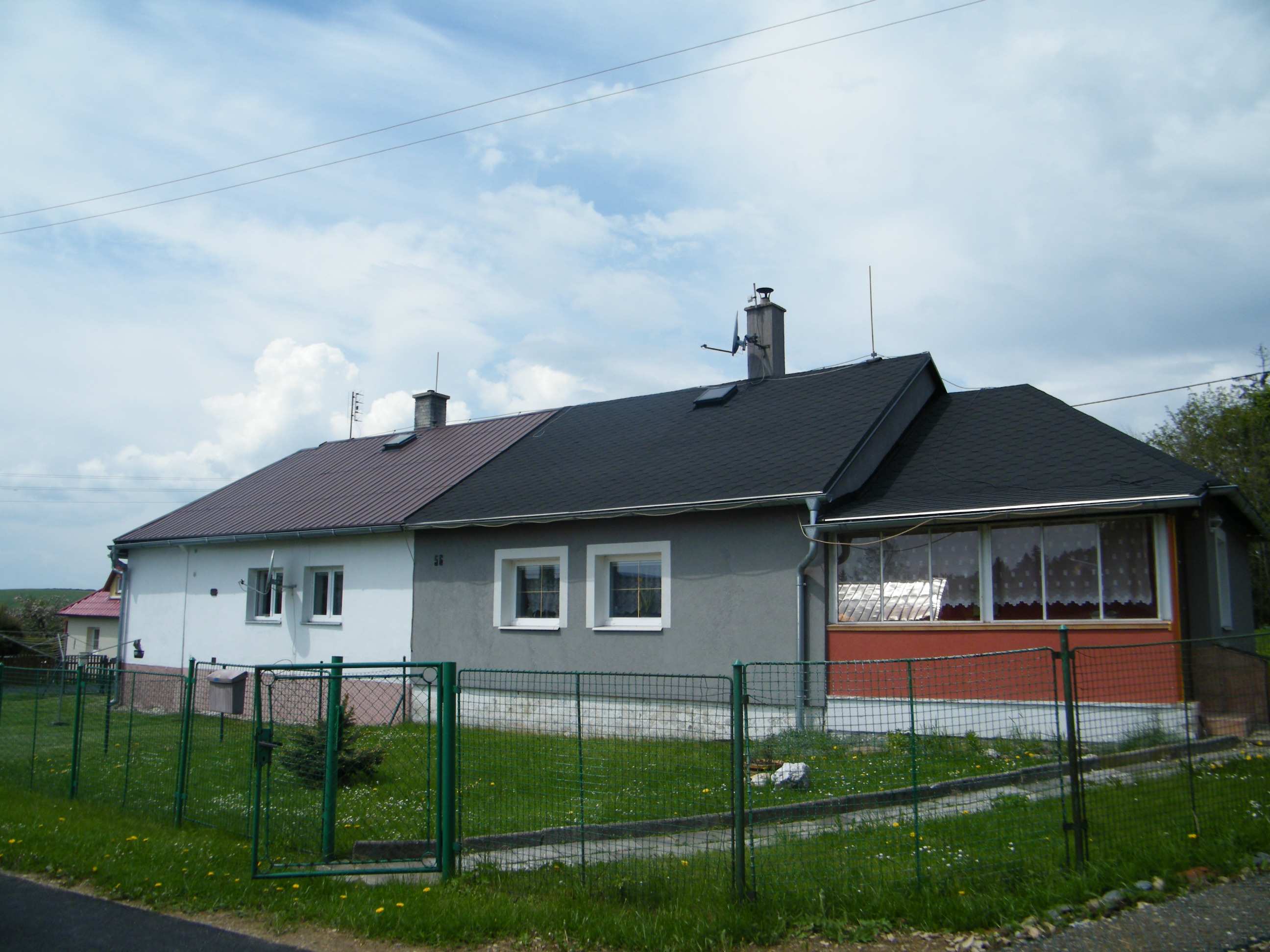 KOLONKA Něco málo o dalších domech v obci Č.p. 7 Důvodem jejího vzniku byl stále se zvyšující počet zaměstnanců továrny a jejich potřeba bydlení.