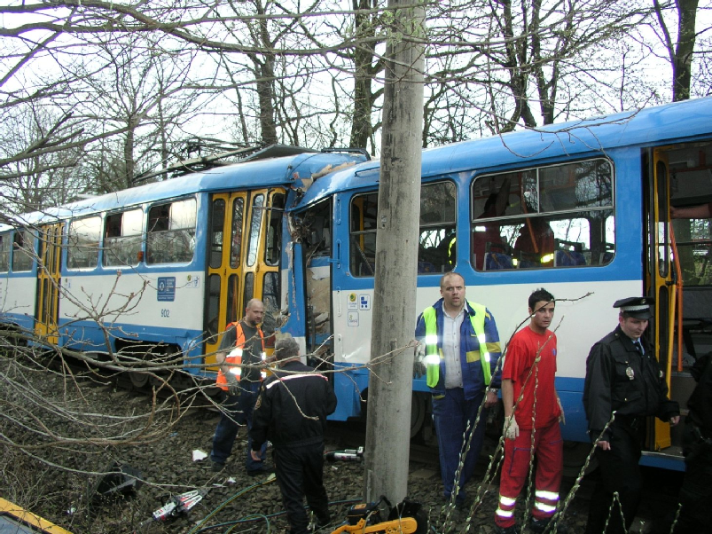 Foto 6: Konečné postavení DV tramvajového vlaku linky č. 5, kurz 201, sestávajícího z DV MTV typu T3SU-CS, ev. č. 906 (řídící) a ev. č. 902 (řízený) po mimořádné události.