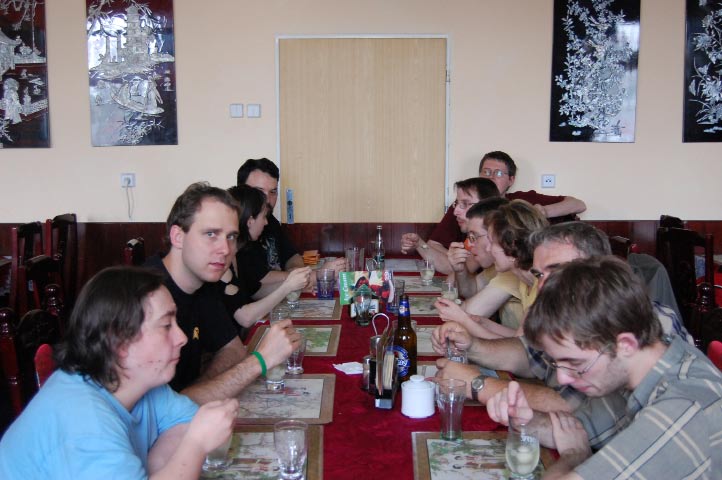Květen 2008 družstvo se pokoušelo objevit jinou výstupovou cestu, ale marně. Naštěstí máme komunikátory a tak jsme se za chvíli na vrcholu sešli všichni.