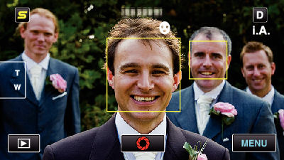 Záznam Automatické zachycení úsměvů (SNÍMEK ÚSMĚVU) SNÍMEK ÚSMĚVU automaticky zachycuje statický snímek při detekci úsměvu Tato funkce je k dispozici pro videa i statické snímky 1 Zvolte video režim