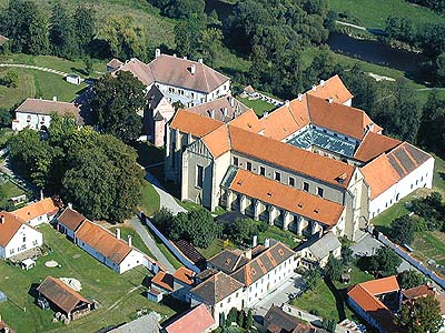 postaveného v roce 1355 Petrem z Rožmberka 13:30 HUSINEC rodný dům Jana Husa 15:00 DRSLAVICE goticko-renesanční tvrz, v minulosti jedním ze dvanácti nejvýznamnějších míst rožmberského panství 16:30