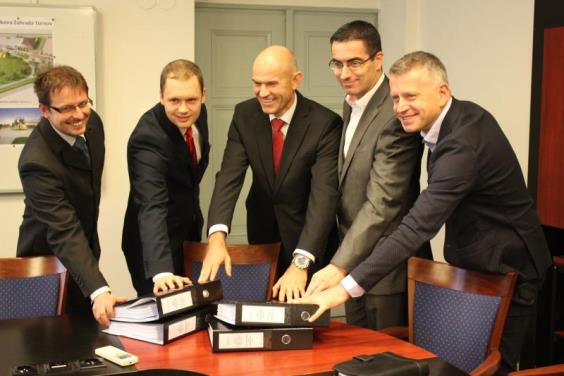 b) Příprava sportovního areálu Maškova zahrada K historickému podpisu smlouvy s generálním dodavatelem stavby a MST, s. r. o. došlo 1. 12. 2014.