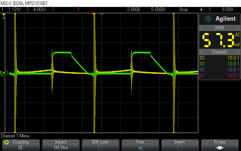 je potřeba nastavit správnou spínací frekvenci pomocí trimeru RT, která je kontrolována na osciloskopu, viz obrázek 2.