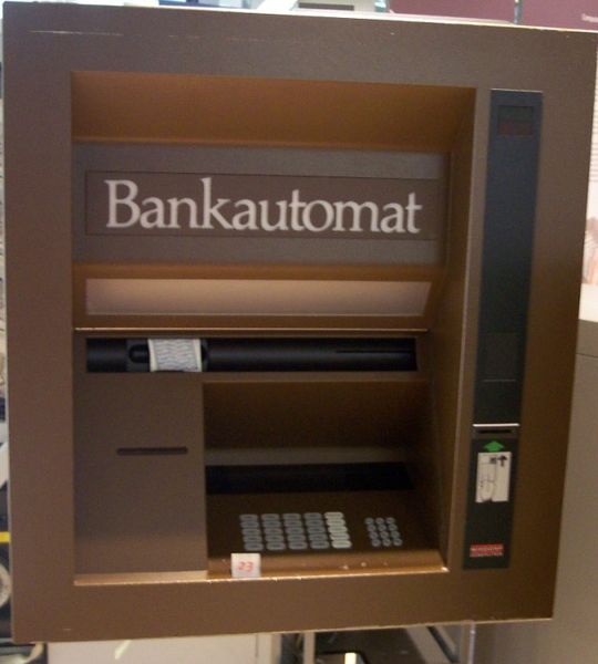 V reakci na stále narůstající krádeže paděláním karet byl vyvinut první bankomat, který fungoval on-line a již o 3