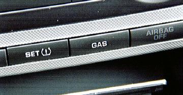 Přepínání mezi režimy může probíhat i při jízdě. Start vozidla probíhá vždy na benzín. Obrázek 74: Sdružený přepínač E395. [6] Obrázek 75: Přepínač E395.