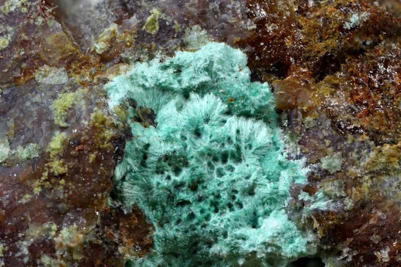 Mixit vytváří modravě či smaragdově zelené povlaky nebo hrudky složené z jemných jehličkovitých krystalků, případně jen jednotlivé jehličky.