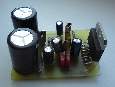 Při návrhu DPS jsem byl omezen rozměry pouzdra IO (multiwatt 15), které má pevnou vzdálenost mezi jednotlivými vývody.