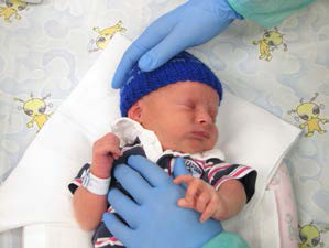 3.2.4. LOGOPEDIE A OROFACIÁLNÍ STIMULACE Orofaciální stimulaci provádí vaše miminko spontánně ještě dávno před narozením pomocí vlastních ruček. Je to přirozený jev.